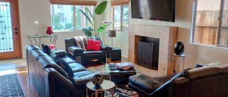 Smart TV, fireplace