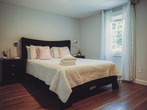 5 Schlafzimmer, Zimmersafe, Schreibtisch, Bügeleisen/Bügelbrett