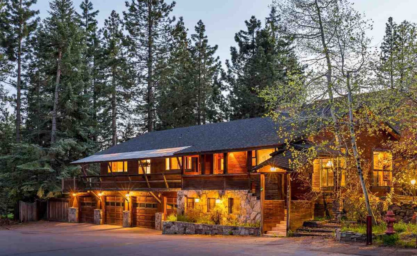 Large rustic house with short flat walk to lake, hot tub and pet friendly