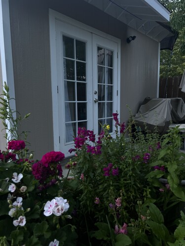 Garden Studio 5 minutes to downtown