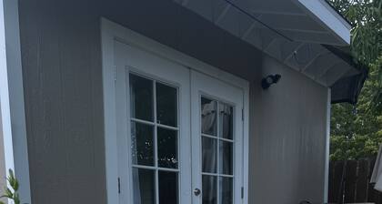 Garden Studio 5 minutes to downtown