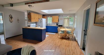 Cabin, remodeled, 3 bedrooms,1 blk to Mason Lake with views of Olympic Mtns.