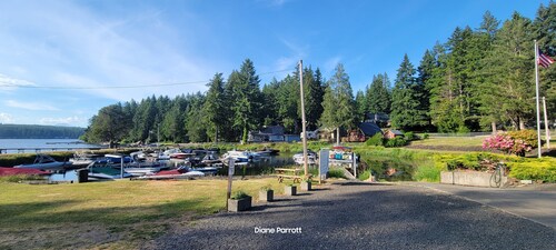 Cozy cabin one block from mason lake!!