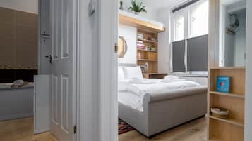 2 bedrooms, desk, internet, bed sheets
