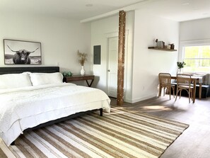 1 bedroom, WiFi, bed sheets - King Size Bed- Super Sweet on Winter Street (Topsham)