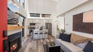 Eine moderne Wohnung mit Küche, Essbereich und Wohnzimmer.