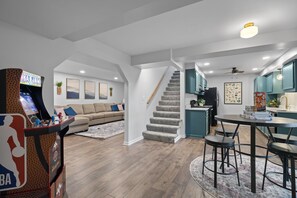 Games room - Great sunset view, hot tub, game room, big fire pit and new large fenced yard! (Horse Shoe)
