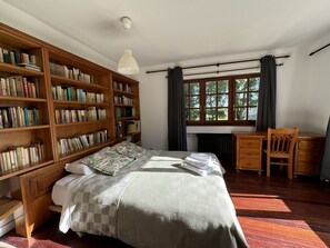 4 bedrooms, desk, iron/ironing board, travel cot