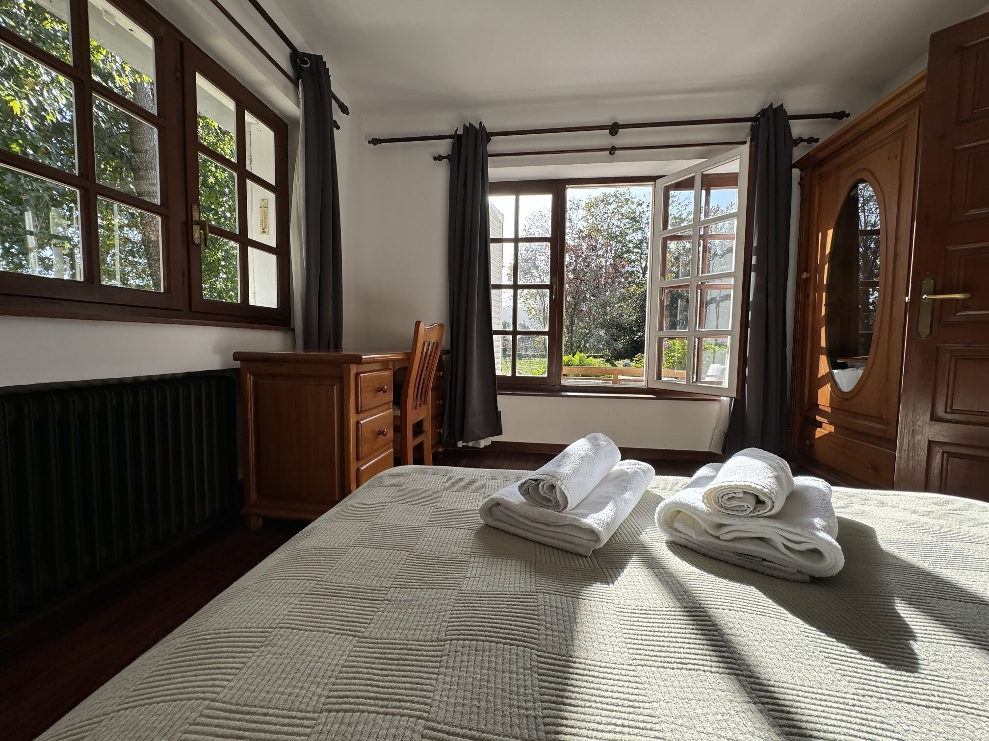 4 slaapkamers, een bureau, een strijkplank/strijkijzer, reisbedje