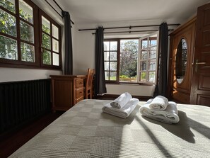 4 bedrooms, desk, iron/ironing board, travel cot