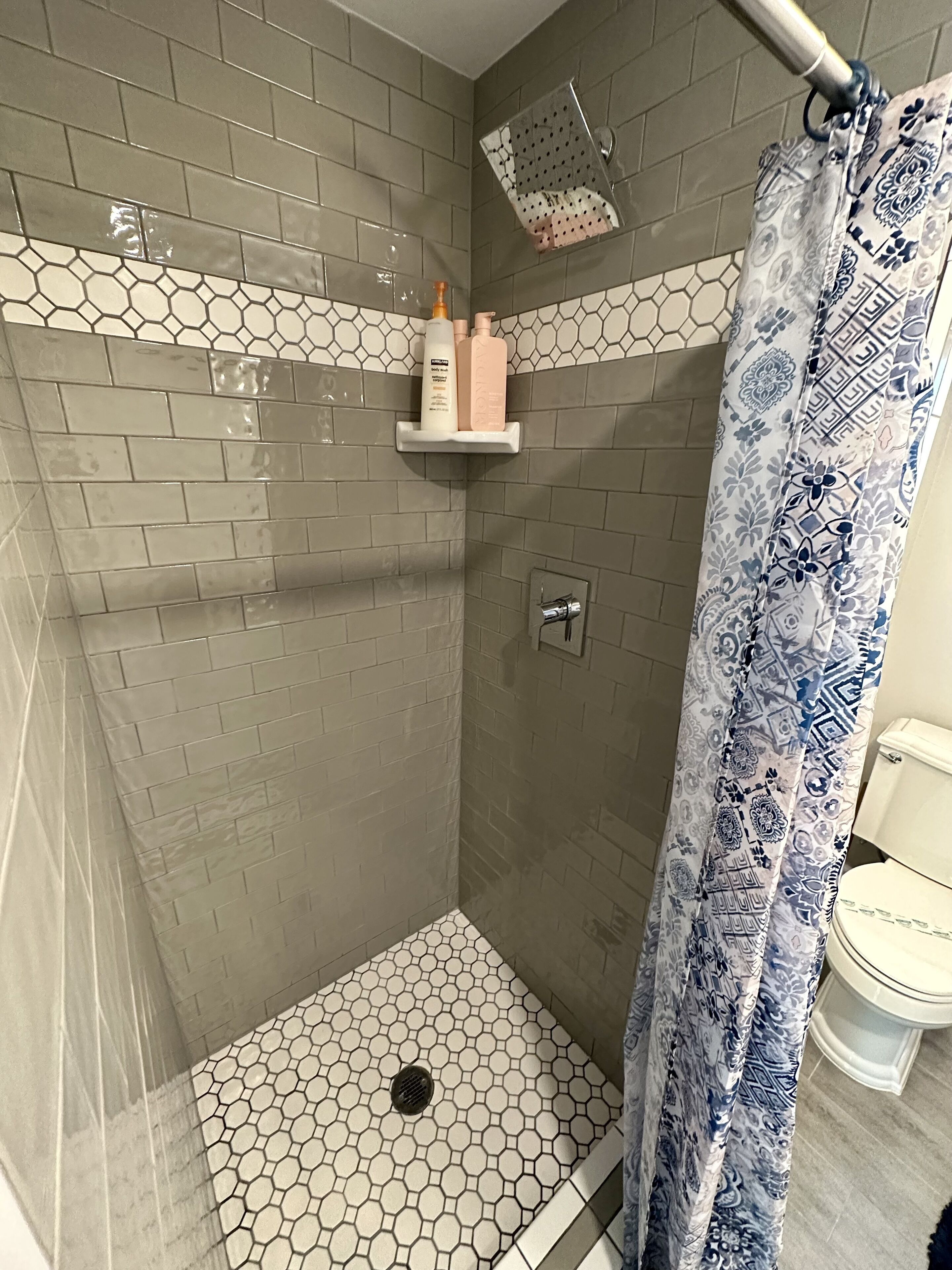 Dusj, hårføner, håndklær og såpe