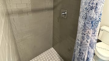 Dusj, hårføner, håndklær og såpe