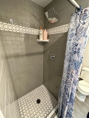 Doccia, asciugacapelli, asciugamani, sapone