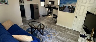 Casita steps from beautiful Tampa bay, relaxing pool, kayaks, bikes, beach gear