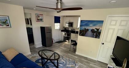 Casita steps from beautiful Tampa bay, relaxing pool, kayaks, bikes, beach gear