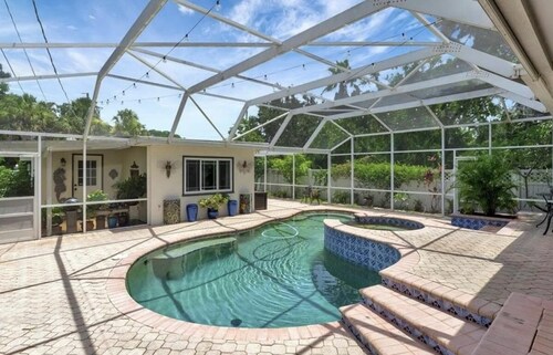 Casita steps from beautiful Tampa bay, relaxing pool, kayaks, bikes, beach gear