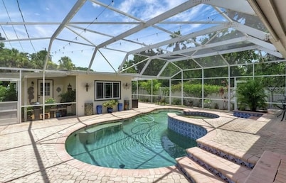 Casita steps from beautiful Tampa bay, relaxing pool, kayaks, beach gear