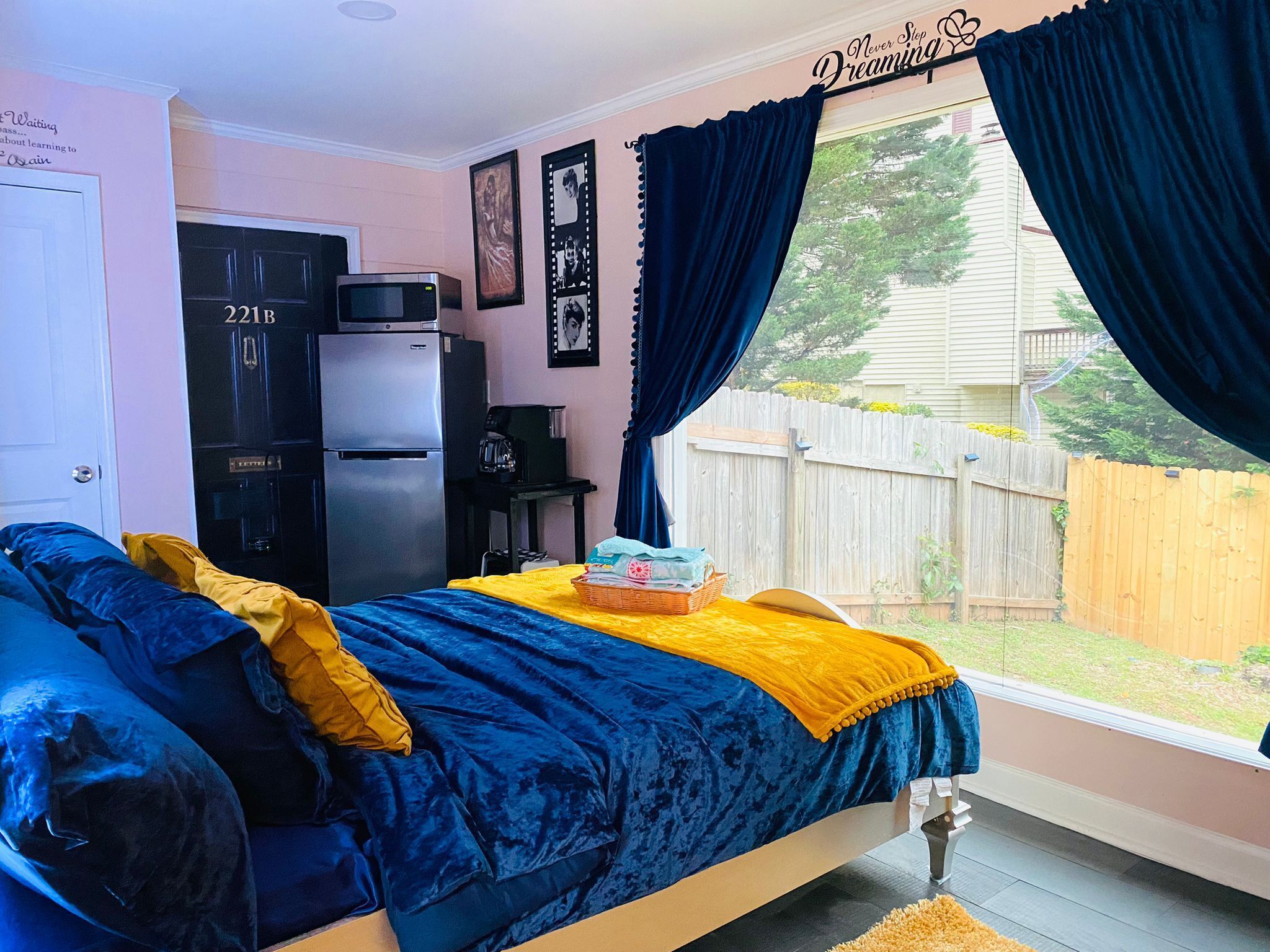 Available to Book now 1 Bedroom Home with nice Glass View