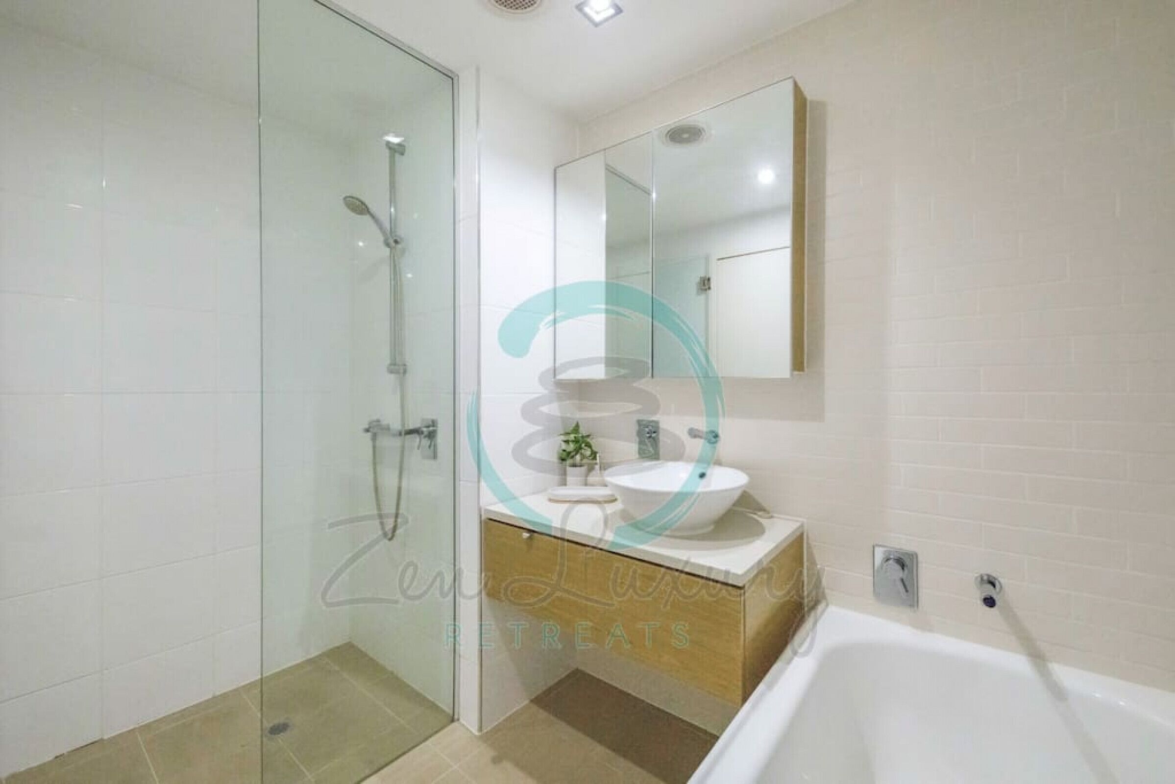 Kondo Mewah | Kamar mandi | Bathtub dan shower terpisah dan perlengkapan mandi gratis