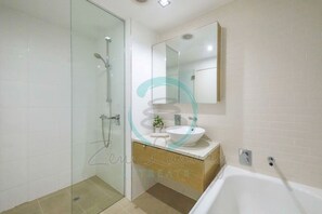 Luxury Condo | Bathroom - ZEN PENINSULA - 3 BR Waterfront Apt (Darwin)