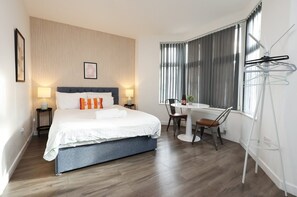 1 dormitorio, escritorio, tabla de planchar con plancha