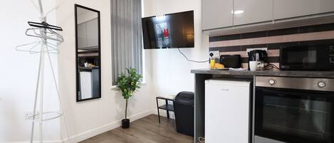 Frigorifero, microonde, forno, piano cottura