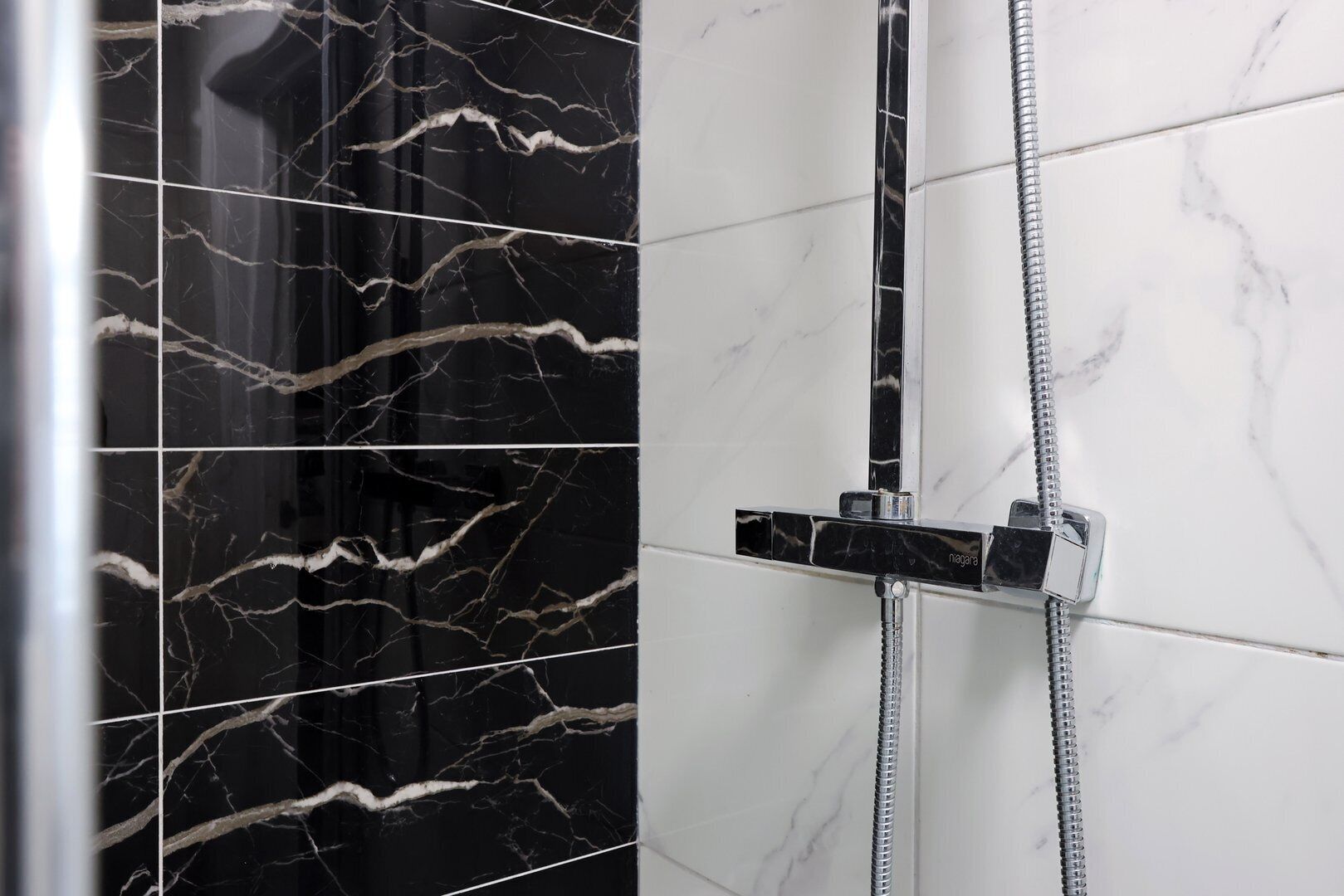 シャワー、ヘアドライヤー、タオル