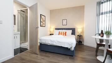 1 quarto, escrivaninha, ferros/tábuas de passar roupa