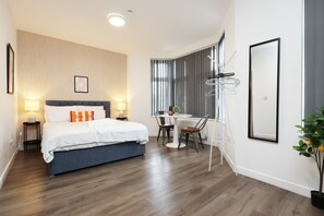 1 dormitorio, escritorio, tabla de planchar con plancha