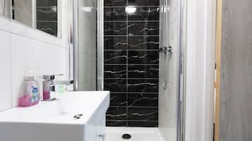 Chuveiro, secador de cabelo, toalhas de banho