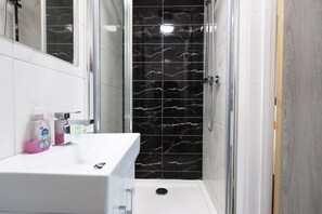 Ducha, secador de pelo y toallas