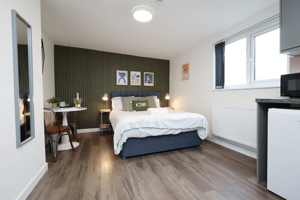 1 bedroom, desk, iron/ironing board, internet