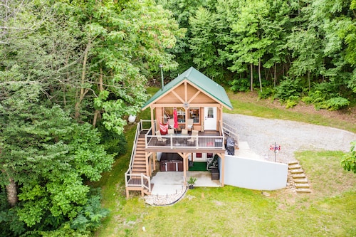 RELAX - HOT TUB & GORGEOUS MOUNTAIN VIEWS                                   