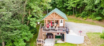 RELAX - HOT TUB & GORGEOUS MOUNTAIN VIEWS                                   