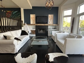 TV, fireplace - Waterfront home w/beach, pool, and tennis. 5 min to Blue Mountain.  (Collingwood)
