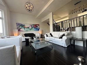 TV, fireplace - Waterfront home w/beach, pool, and tennis. 5 min to Blue Mountain.  (Collingwood)