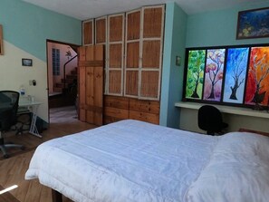 3 bedrooms, desk, iron/ironing board, free WiFi