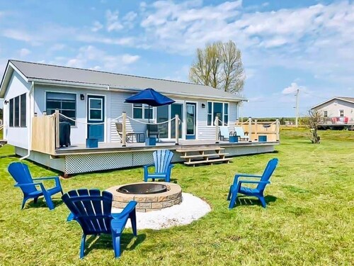 Cozy Bright Cottage With Beach Access and Water Views of Southern PEI red Shores