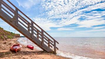 Playa en los alrededores, camastros y toallas de playa