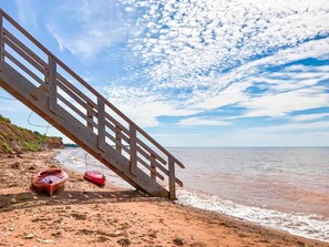 Beach nearby, sun loungers, beach towels