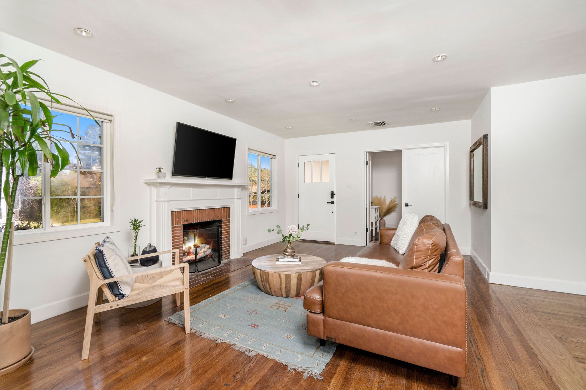 Charming 3 Bed House w/AC, Fireplace & Big Yard close to Venice Beach