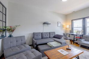 Una Smart TV, un futbolín, libros