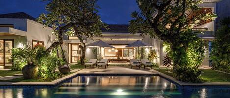 Huvila, 4 makuuhuonetta, näköala uima-altaalle | 4 makuuhuonetta, tallelokero huoneessa, ilmainen Wi-Fi, vuodevaatteet