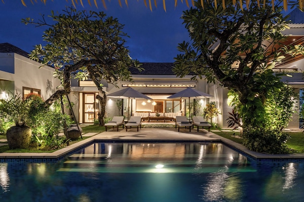 Vila, 4 quartos, vista para a piscina | 4 quartos, cofres nos quartos, Wi-Fi de cortesia, roupa de cama