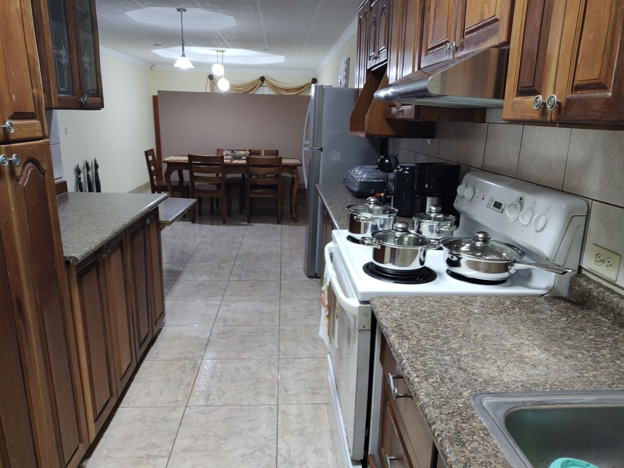 Refrigerador, microondas, cafetera y tetera y tostadora 