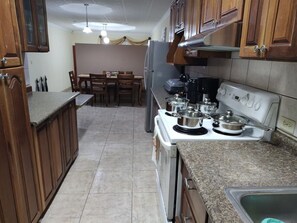 Refrigerador, microondas, cafetera/tetera, tostadora