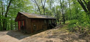 Situated in a forested area, this cabin offers a simple, secluded retreat.