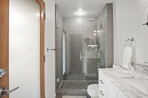 Douche, sèche-cheveux, serviettes fournies, savon