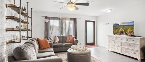 Smart TV, fireplace