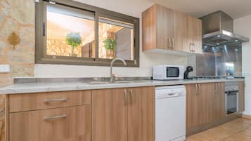 Een koelkast, een magnetron, een oven, een kookplaat